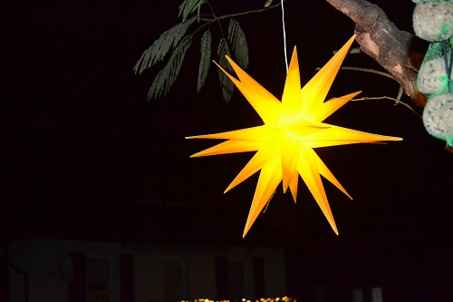 In unserem heutigen Bild leuchtet ein heller Stern – in seinem Zentrum strahlt er in einem hellen Gelb, das nach Außen hin in ein sanftes Orange übergeht. 