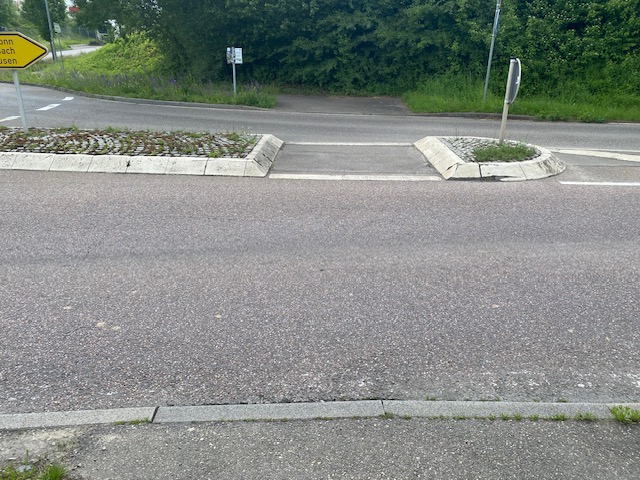 Übergang an einem Kreisverkehr: Die Grenze vom sicheren Gehbereich zum Straßenbereich isr für Menschen mit Seheinschränkung nicht erkennbar. 