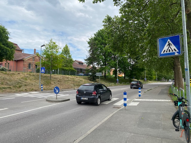 Füßgängerüberweg mit Zebrastreifen und Bodenindikatoren und Richtungsfeld